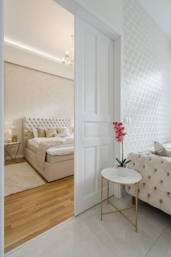 Bpr Etienne Charming Apartment Budapest Bagian luar foto